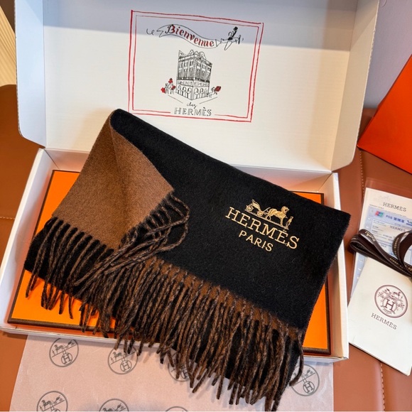 Hermes Women’s Classic Scarf - Picture 4 of 7